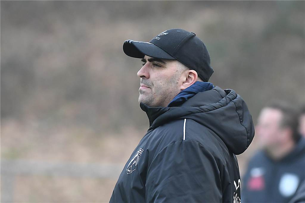 Wacker-Defensive pennt beim Ausgleichstreffer: Neuzugang knipst für Obercastrop als Joker Wackers Chefcoach Zouhair Allali.