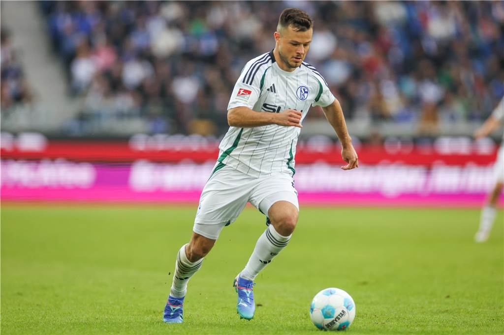 Schalker Personal-Update: Michael Langer ist verletzt 13.09.2024, Fussball, Saison 2024/2025, 2. Bundesliga, 5. Spieltag, Karlsruher SC - FC Schalke 04, Adrian Gantenbein (FC Schalke 04)