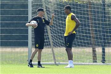 Wählt Lucien Favre Manuel Akanji für die Position neben Mats Hummels aus?