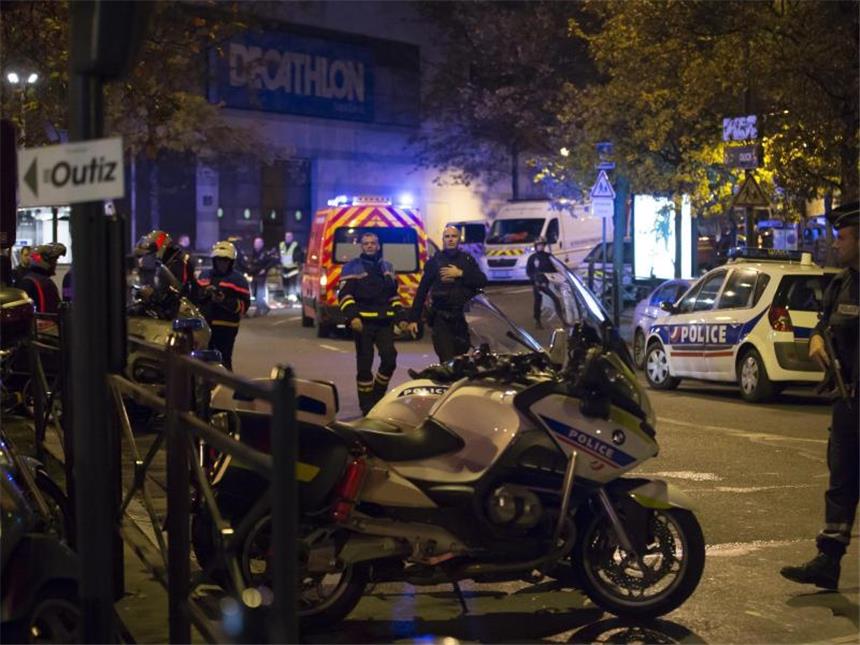 Abdeslam wollte sich beim Länderspiel in Paris sprengen Währedn des Länderspiels am 13. November hatten sich drei Selbstmordattentäter vor dem Stadion in die Luft gesprengt, ein Passant starb dabei. Foto: Ian Langsdon/Archiv
