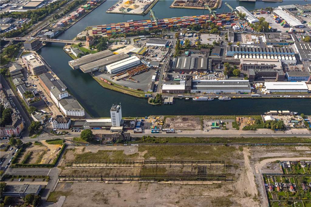 FH-Rektorin wirbt leidenschaftlich für FH-Umzug in den Hafen Während an der südlichen Speicherstraße (l.) vor allem alte Speichergebäude umgebaut werden, ist an der nördlichen Speicherstraße (unten) Platz für Neubauten. Möglicher Nutzer könnte die FH Dortmund sein.