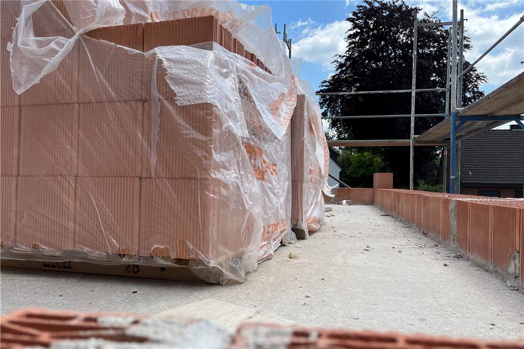 Material knapp, Hausbau-Preise steigen: Warum Lisa und Chris (30) entspannt bleiben Während das erste Obergeschoss der Doppelhaushälfte von Lisa und Chris in Dortmund jetzt gemauert wird, ist es fraglich, wie zügig es dann mit dem Dachgeschoss und dem Fensterbau weitergehen kann.