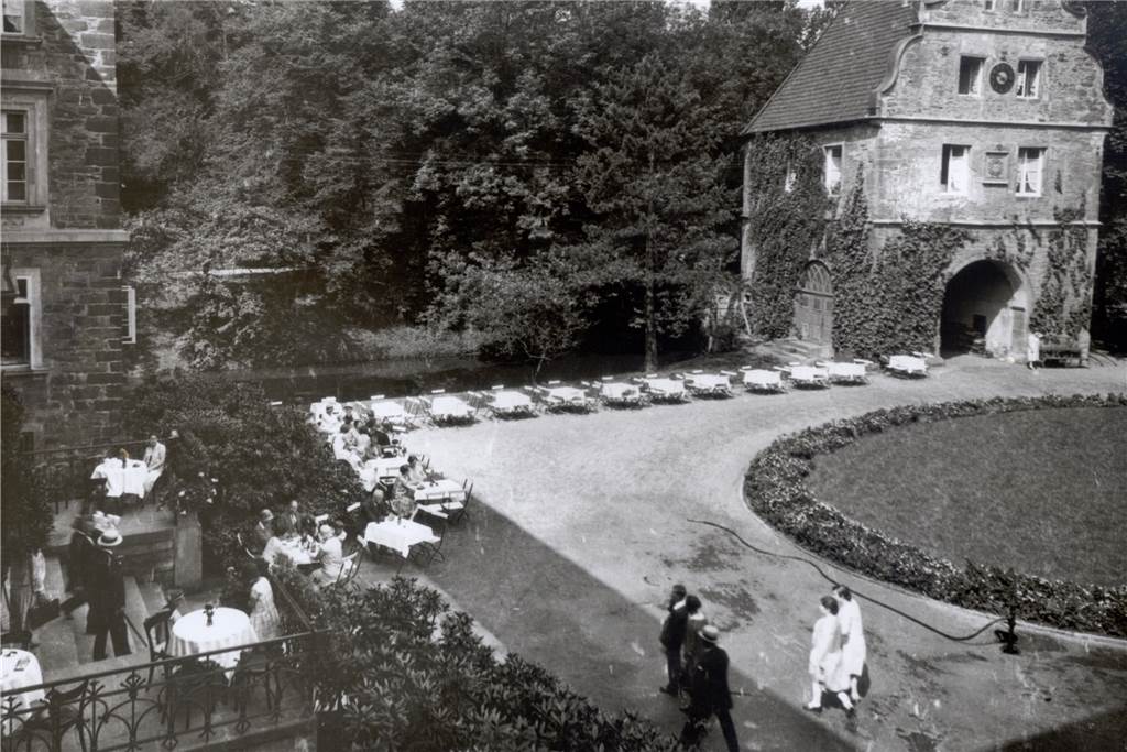 200 Jahre alt: Dortmund hat den größten Botanischen Garten Deutschlands Während das Schloss im Zweiten Weltkrieg zerstört wurde, ist das alte Torhaus noch erhalten und fungiert heute als städtische Kunstgalerie.