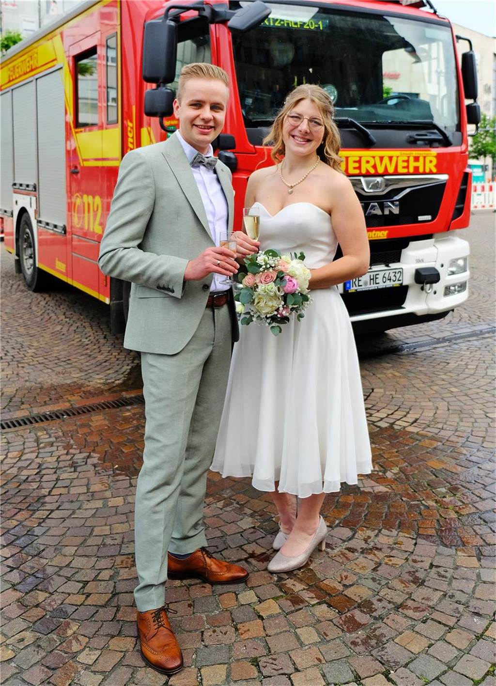 Die Eheleute Franziska Preußner und Joel Paschke nach ihrer Trauung vor dem Rathaus in Recklinghausen