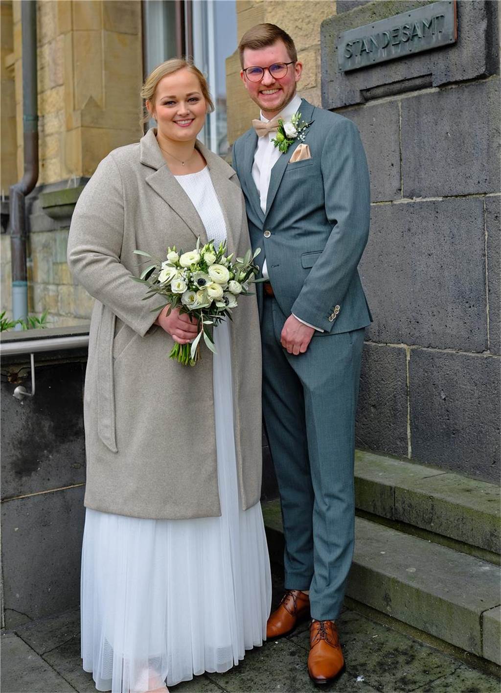 Die Eheleute Carolin Ovelhey und René Wieder nach ihrer Trauung vor dem Rathaus in Recklinghausen