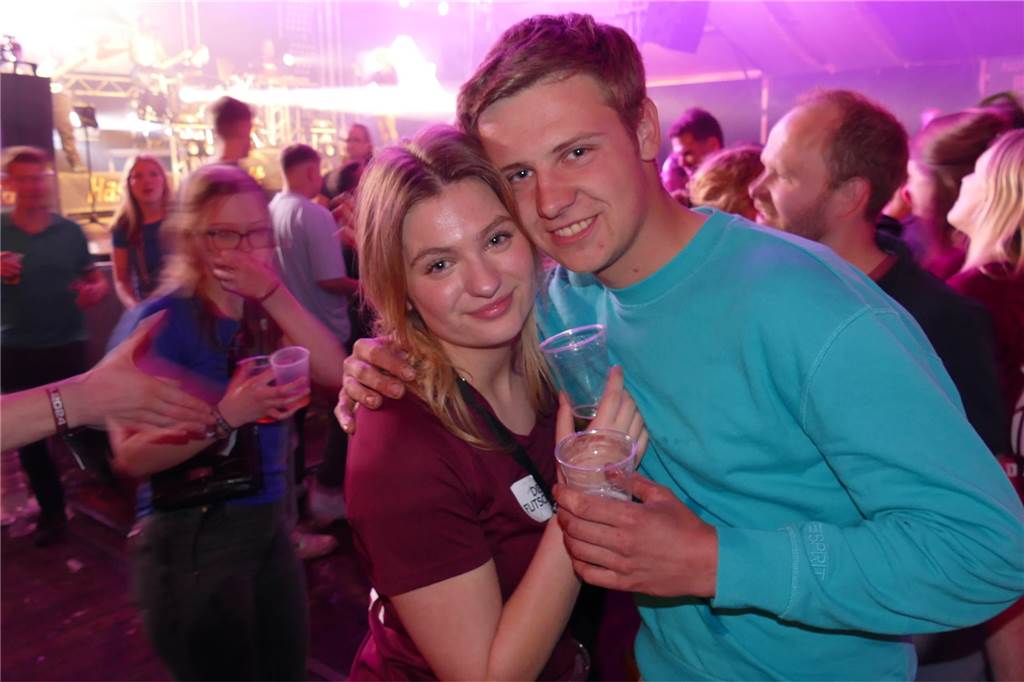 Während der Beach Party des Karpaten-Festivals in Ahaus haben die vielen Gäste am Samstag, 20. April, ausgelassen gefeiert.