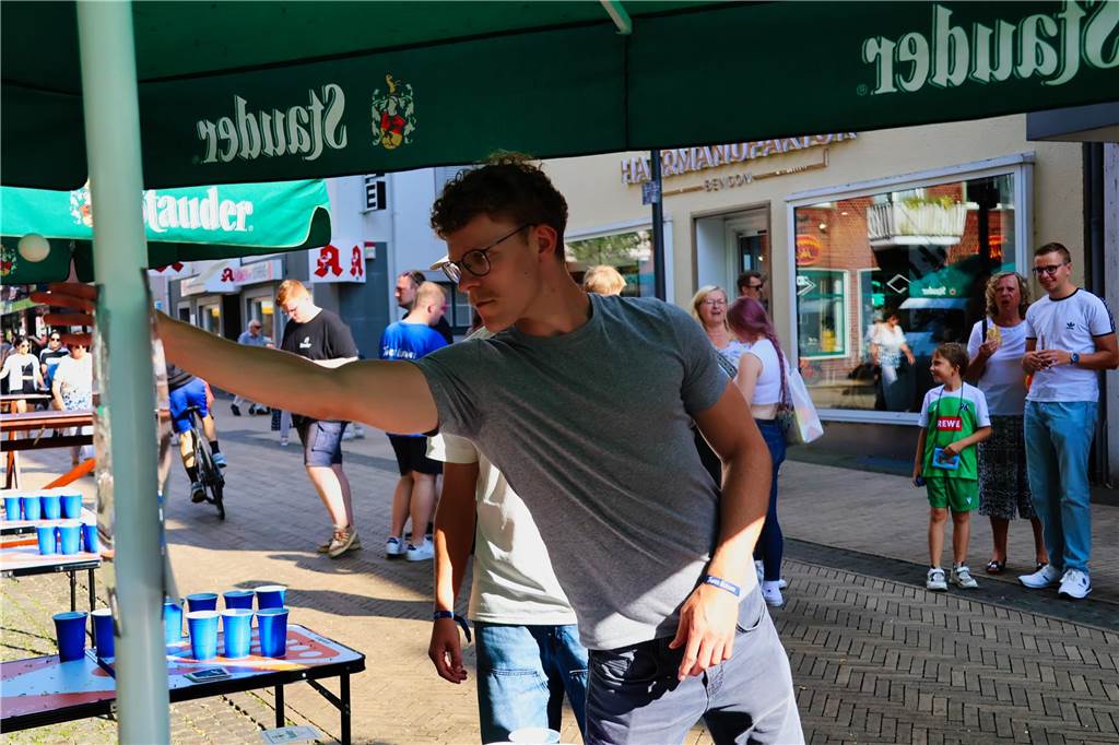 Während der Bierbörse in Dorsten fand auch wieder das „Beerpong“-Turnier statt.