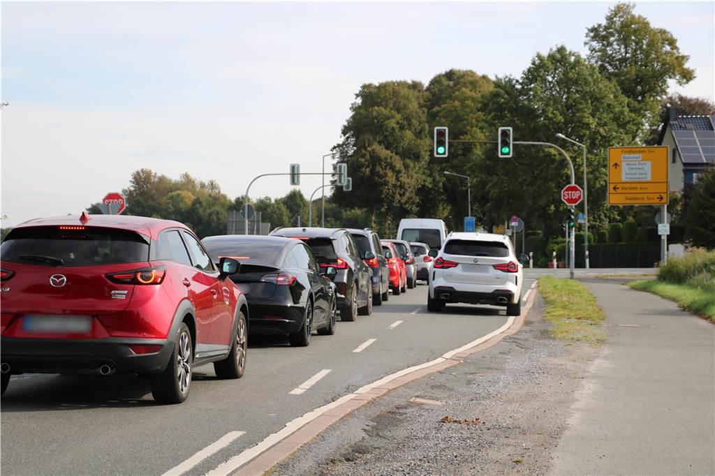 Eingriff in den Straßenverkehr: Beschilderung am Liboriweg gestohlen Während der Freizeitpark-Saison herrscht in Feldhausen zunehmendes Verkehrschaos. Um Lösungen sind viele Parteien bemüht.