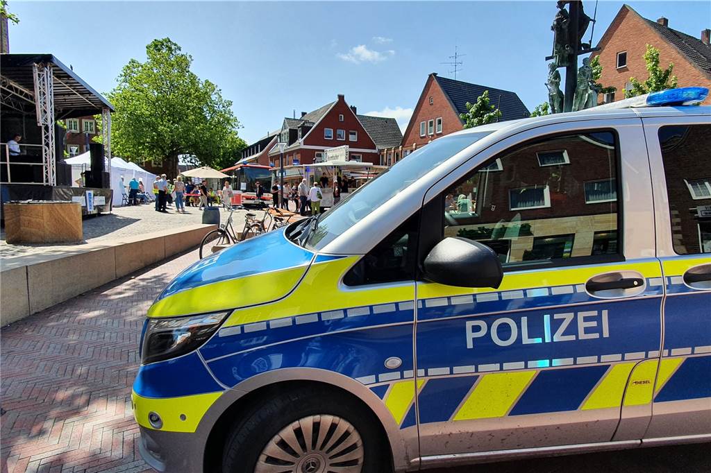 Querdenker-Treffen in Stadtlohn: Verstörende Sprüche und Gesten (mit Video) Während der gesamten Dauer des Impffestivals war die Polizei vor Ort.