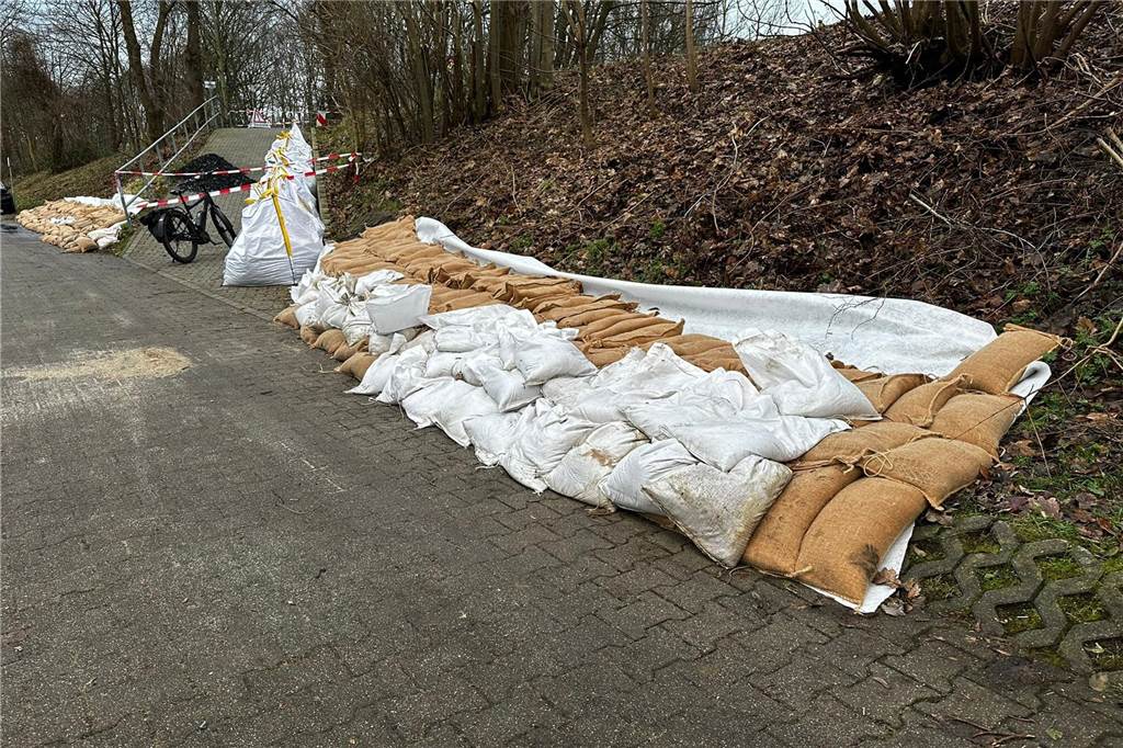 „Echt kein Zustand“: Beliebter Kanal-Zuweg dicht - so geht es weiter Sandsäcke am Deichfuß des Kanals