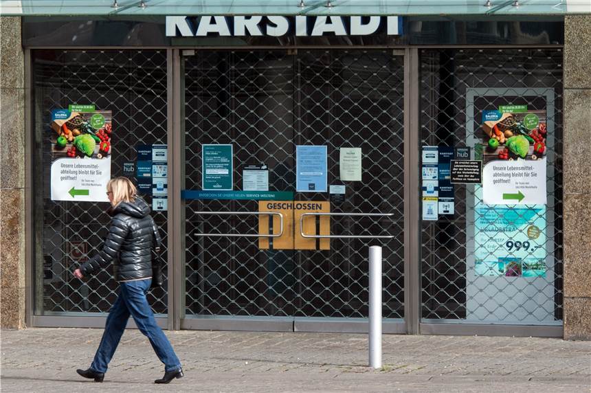 „Die stehen auf der Straße!“ - Empörung im Netz nach Karstadt-Hammer Während der Hochzeit der Corona-Pandemie war Karstadt schon für einige Wochen geschlossen. Jetzt plant der Konzern dauerhaft 62 Filialen zu schließen – zwei davon in Dortmund.