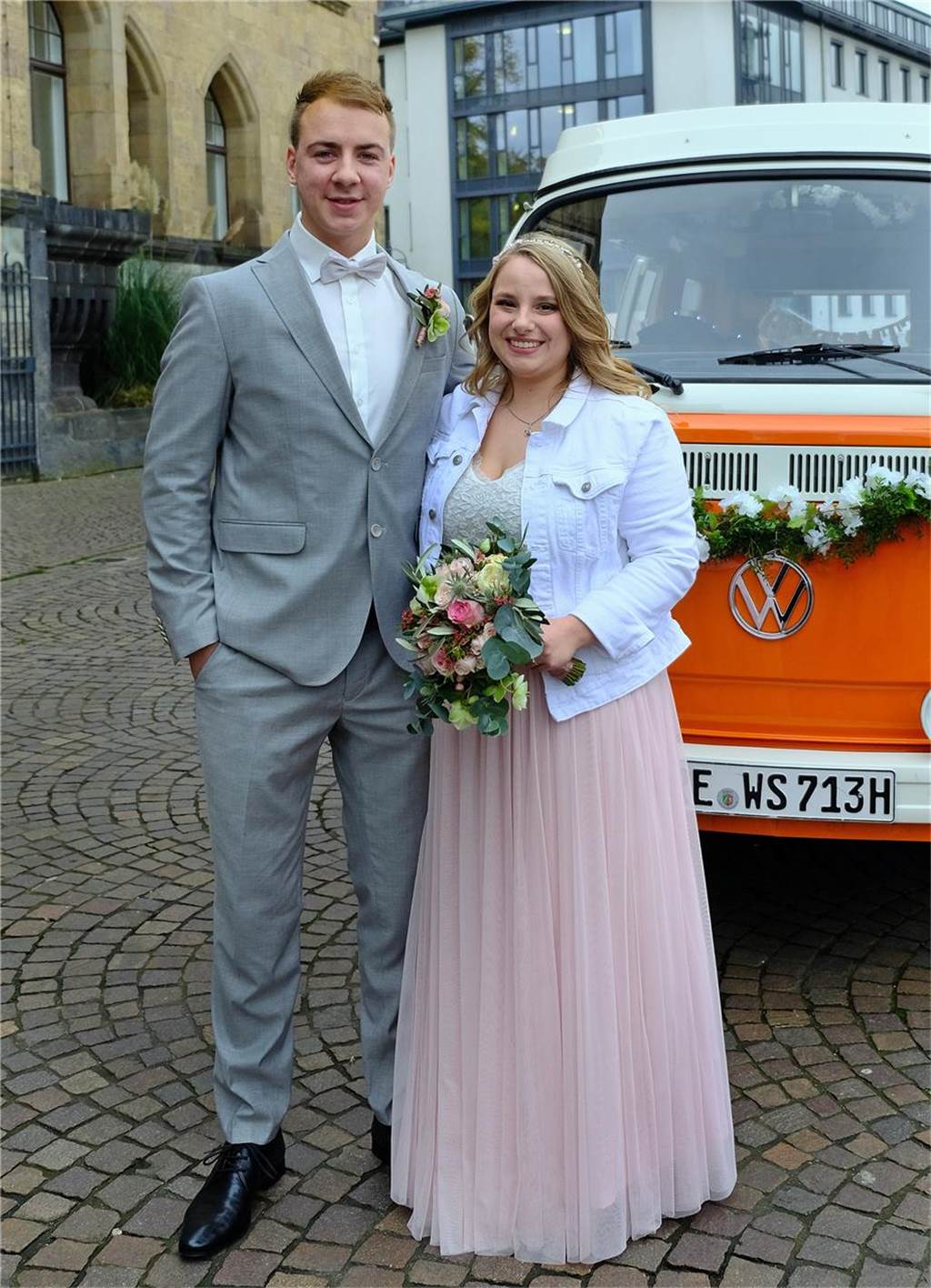 Die Eheleute Rebecca Kuzniarek und Tobias Hof nach ihrer Trauung vor dem Rathaus in Recklinghausen