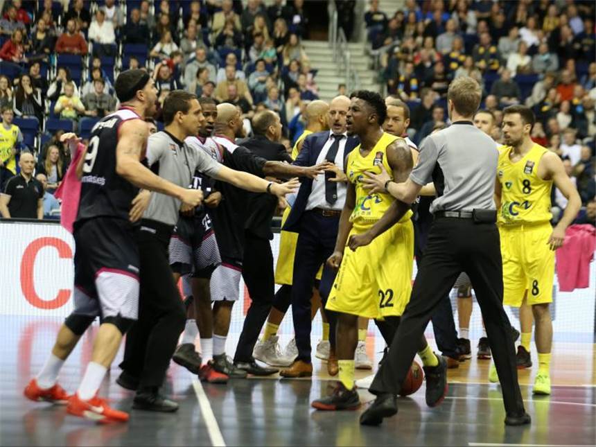 Heftige Rangelei bei ALBA gegen Bonn hat ein Nachspiel Während der Partie von ALBA Berlin und den Telekom Baskets Bonn kam es zu einem Handgemenge. Foto: nordphoto/Engler/dpa