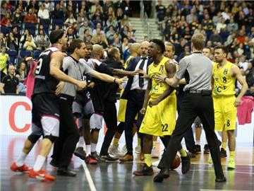 Während der Partie von ALBA Berlin und den Telekom Baskets Bonn kam es zu einem Handgemenge. Foto: nordphoto/Engler/dpa
