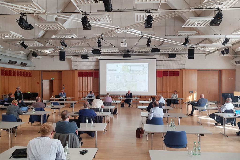Während der Ratssitzung am Mittwoch (6. Mai) im Konzertsaal der Landesmusikakademie wurde die Corona-Schutzverordnung gewissenhaft eingehalten.