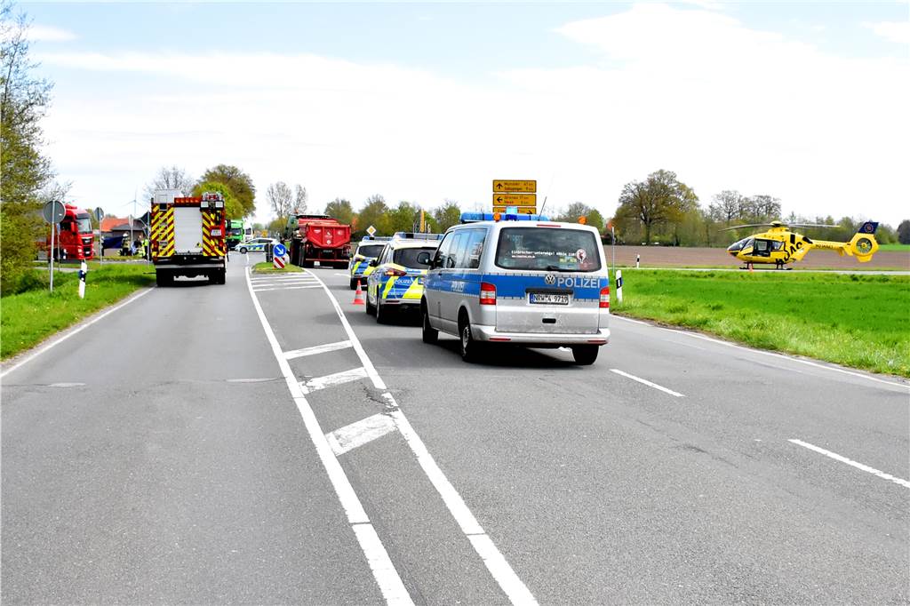 74-Jähriger übersieht Motorradfahrer (18): Schwerer Unfall auf der L570 Während der Rettungsarbeiten und der Unfallaufnahme war die Kreuzung komplett gesperrt.