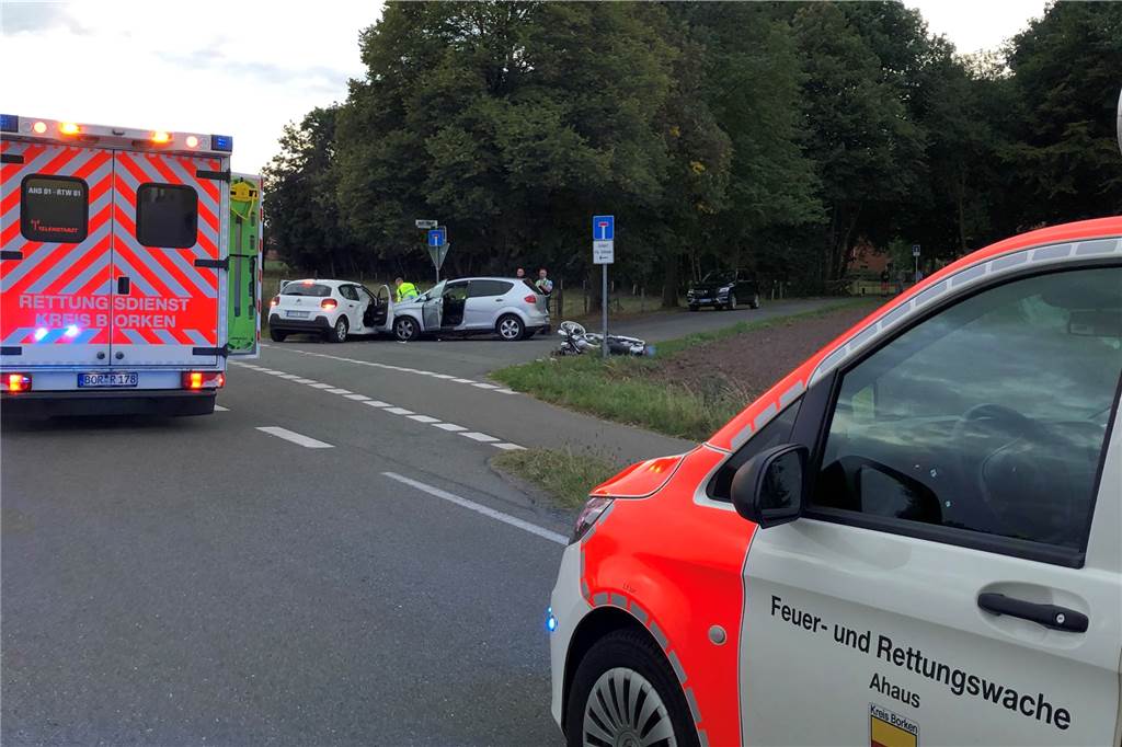 Schwerer Unfall in Heek: 63-jähriger Motorradfahrer stirbt am Unfallort Während der Rettungsmaßnahmen und zur Unfallaufnahme war die Legdener Straße für mehrere Stunden komplett für den Verkehr gesperrt.
