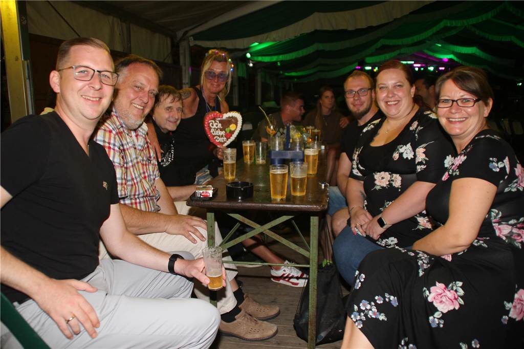 Während der Schlagernacht des Schützenverein Lünen 1332 herrschte auf der Bühne und im Partyzelt gute Stimmung.