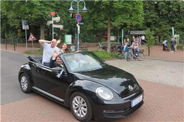 Während der Schützeneintragung fuhren das Schermbecker Königspaar Dominik Woeste/Lenja Niesen und Präsident Ralf Daunheimer im Cabrio über die Mittelstraße.