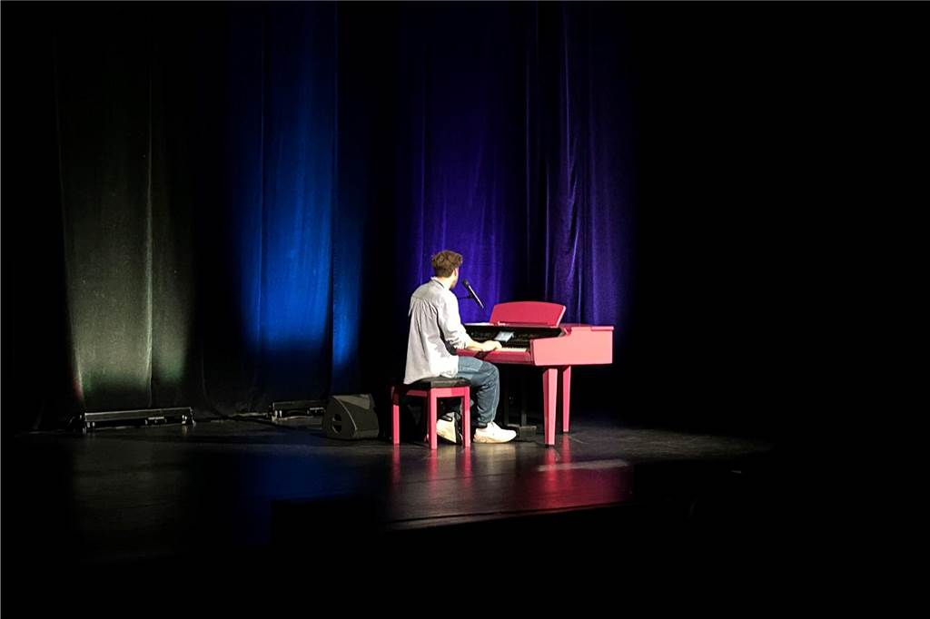 Weitere problematische Witze: Luke Mockridge provoziert in der Stadthalle Luke Mockridge sitzt am Klavier in der Stadthalle in Castrop-Rauxel.