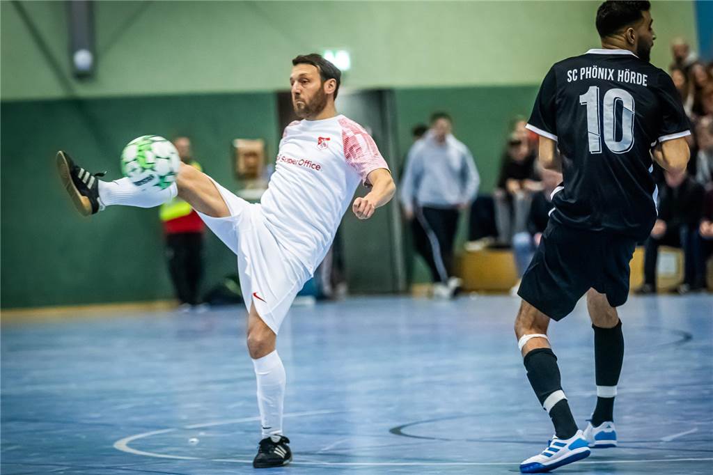 TuS Bövinghausen hat noch keinen Torwart: Kalpakidis gibt Einblicke in den Hallen-Kader Während der vergangenen Hallenstadtmeisterschaft spielte Dimitrios Kalpakidis, damals ebenfalls Trainer, selbst beim Kirchhörder SC mit.