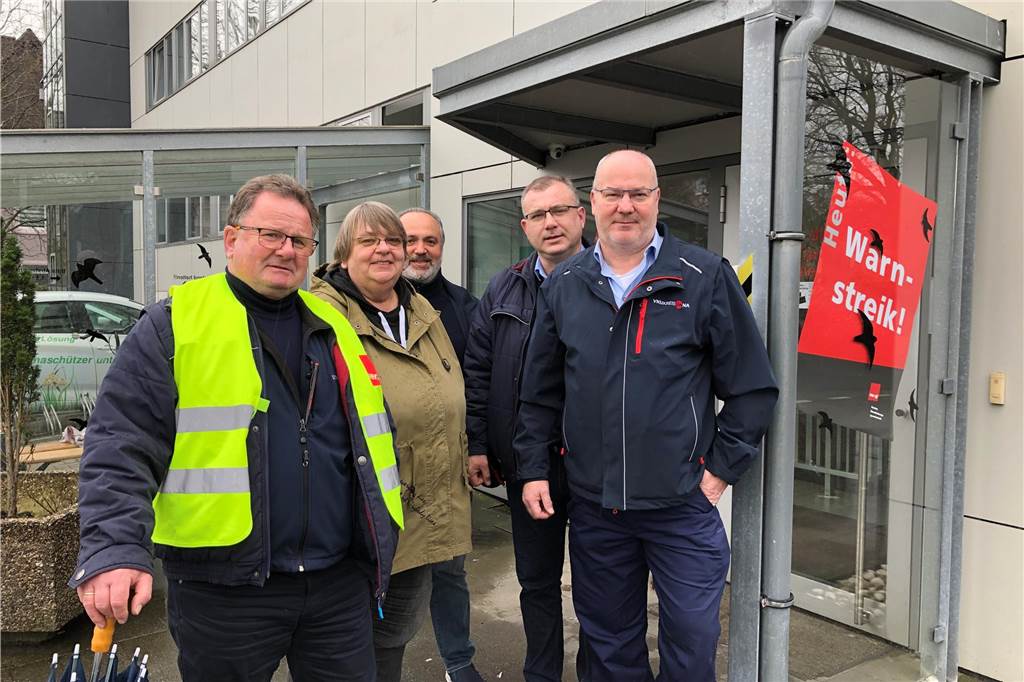 Während der Verhandlungen um einen neuen Gehaltstarifvertrag waren 2023 auch Beschäftigte der VKU Kreis Unna in den Warnstreik getreten, hier auf dem Bild u.a. Betriebsratsvorsitzender Thomas Tralle (r.) beim Streikposten an der VKU-Zentrale in Kamen.