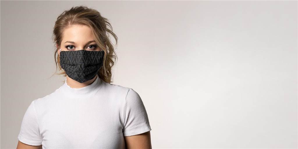 So wenig Corona-Neuinfektionen wie noch nie in diesem Jahr Eine Frau trägt eine Maske zum Schutz vor dem Coronavirus.