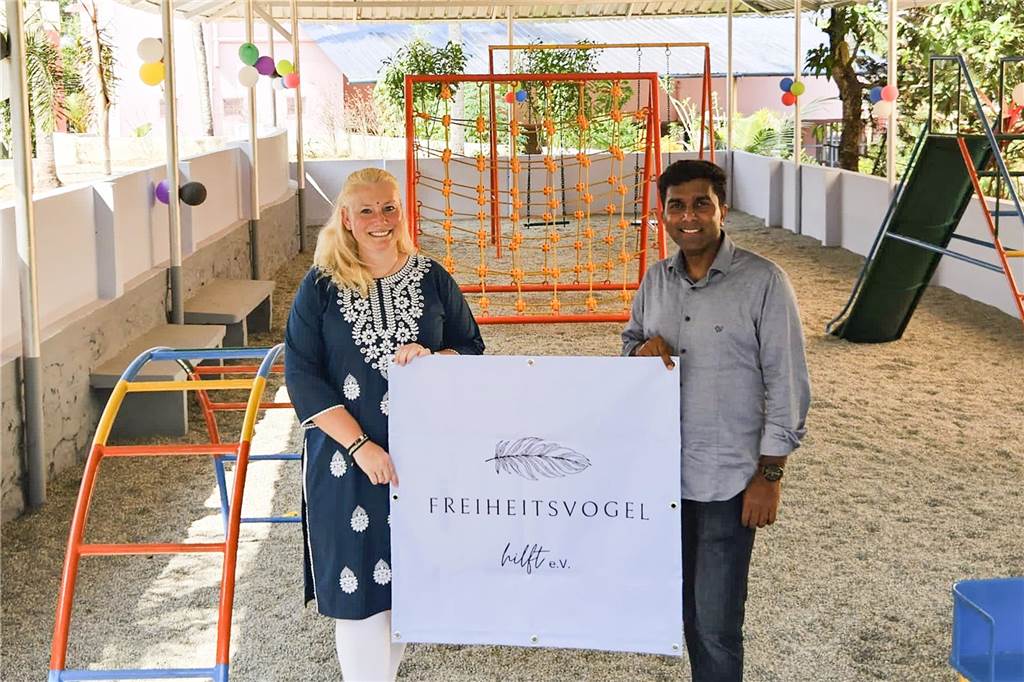 Herzensprojekt von „Freiheitsvogel hilft“: Spielplatz in Indien eröffnet zwei Menschen halten ein Schild