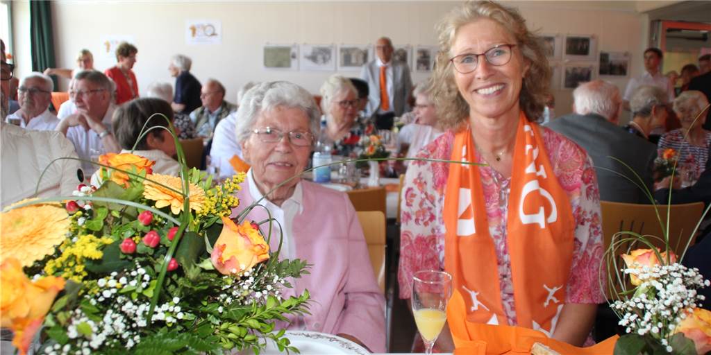 100 Jahre Kolping Horstmar/Niederaden: „Gibt noch viel ‚Spirit‘“ Während des Festakts zum 100-Jährigen Bestehen ehrte die Vorsitzende der Kolpingsfamilie Horstmar/Niederaden Monika Rolfes (r.) am Sonntag auch das älteste Mitglied Agnes Richter. Die 98-Jährige ist seit 40 Jahren bei der Kolpingsfamilie aktiv.