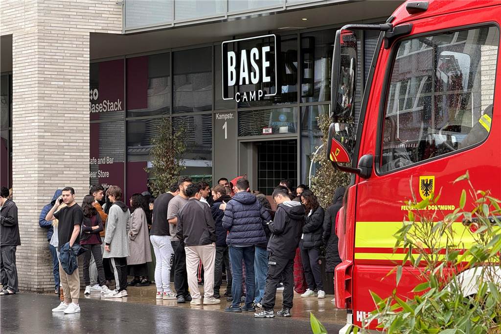 Großer Feuerwehreinsatz in Dortmund: Hotel in der City evakuiert Gäste stehen während des Feuerwehreinsatzes vor dem Basecamp in der Kampstraße in Dortmund.