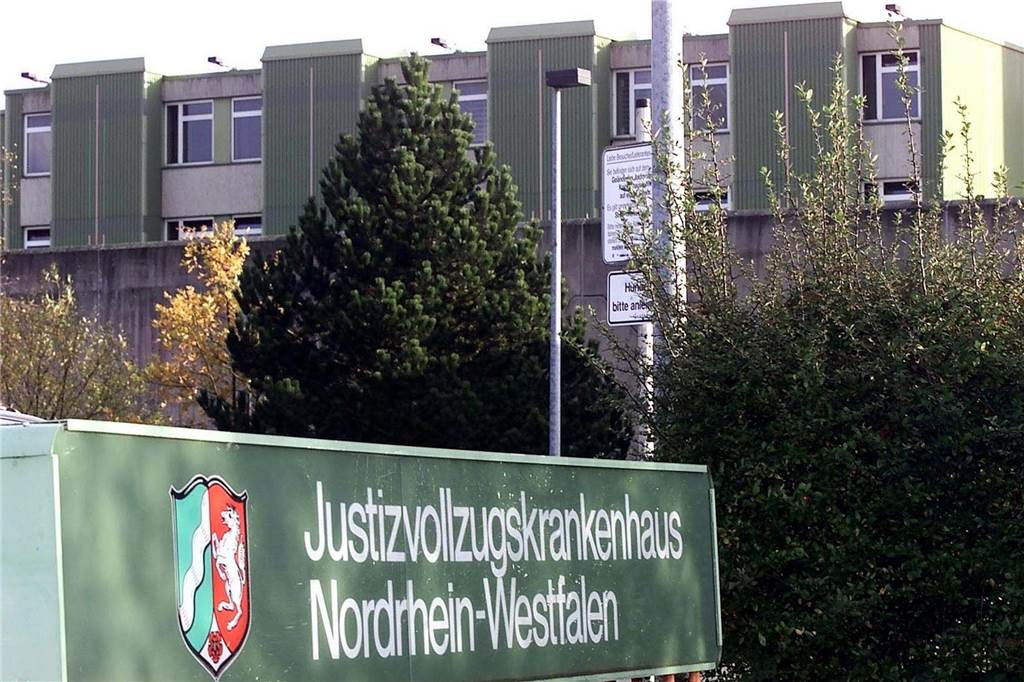 „Guten Tag, ich habe eben meine Frau umgebracht“: Vor 19 Jahren starb Ina B. Während des Gerichtsprozesses wurde der 80-jährige Tatverdächtige im Justizvollzugskrankenhaus in Fröndenberg untergebracht.