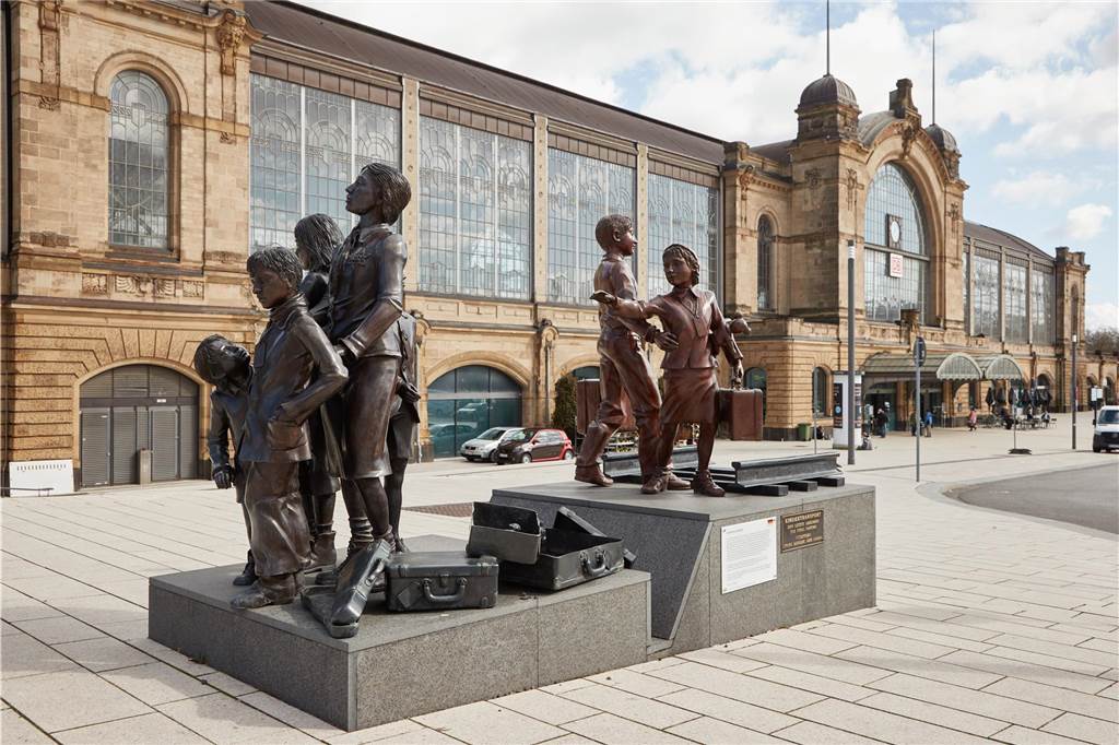Charles in Deutschland : König hält Rede vor Bundestag und besucht Käserei Blick auf das Denkmal «Kindertransport - Der letzte Abschied» auf dem Dag-Hammarskjöld-Platz vor dem Bahnhof Hamburg Dammtor.