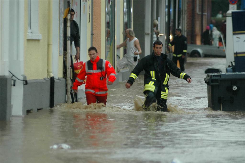 Was Olfen tut, um sich und die Bürger vor extremen Regenwassermengen zu schützen Während des Hochwassers im Dortmunder Stadtteil Marten im Jahr 2008 hatten die Einsatzkräften viel zu tun.