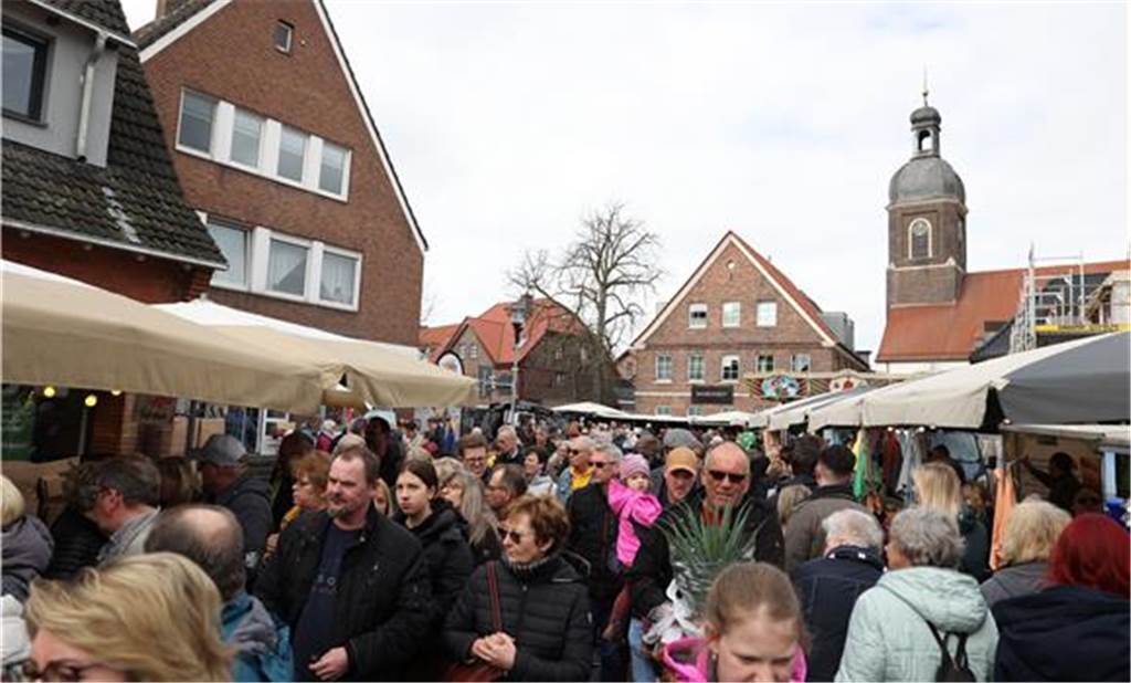 Maimarkt 2024: Gemeinde zieht Lehren aus Chaos beim Holland-Markt Während des Holland-Marktes 2024 war es im Nordkirchener Ortskern teilweise sehr eng. Die Gemeinde feilt deshalb derzeit noch am Sicherheitskonzept.
