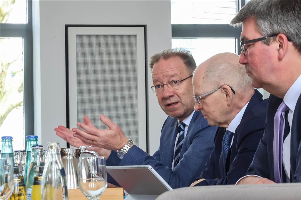 IHK-Präsident zum Karstadt-Aus: „Das Warenhaus-Modell ist nicht tot“ Während des Jahrespressegesprächs äußerten sich in Dortmund (v.l.) IHK-Hauptgeschäftsführer Stefan Schreiber, IHK-Präsident Heinz-Herbert Dustmann und der stellvertretende IHK-Hauptgeschäftsführer Wulf-Christian Ehrich zu Themen, die die heimische Wirtschaft bewegen.