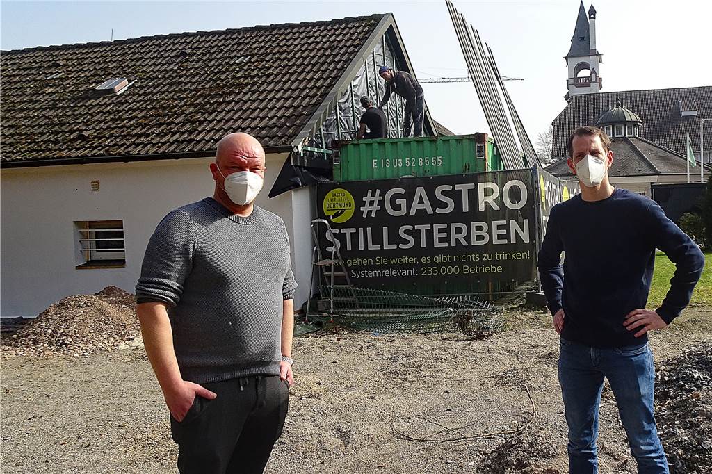 Ansturm auf Dortmunds Gastronomie – doch es drohen Probleme Während des Lockdowns war Jan Möller (l.) noch mit der Renovierung des Freischütz in Schwerte beschäftigt.