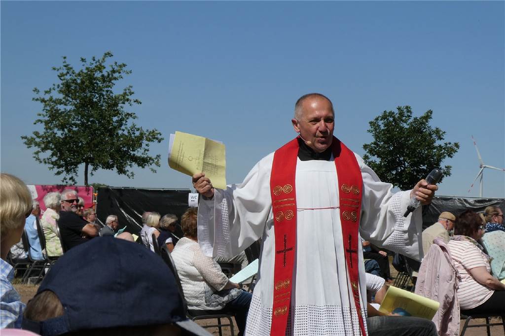 Während des ökumenischen Pfingstgottesdienstes mischte sich Pastor Ulrich Franke immer wieder unter die rund 350 Besucher.