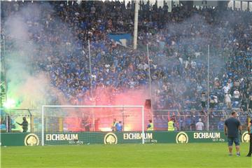 Während des Relegationsspiel zwischen der SV Waldhof Mannheim und dem KFC Uerdingen brannte Pyrotechnik auf den Rängen. Foto: Samla.De