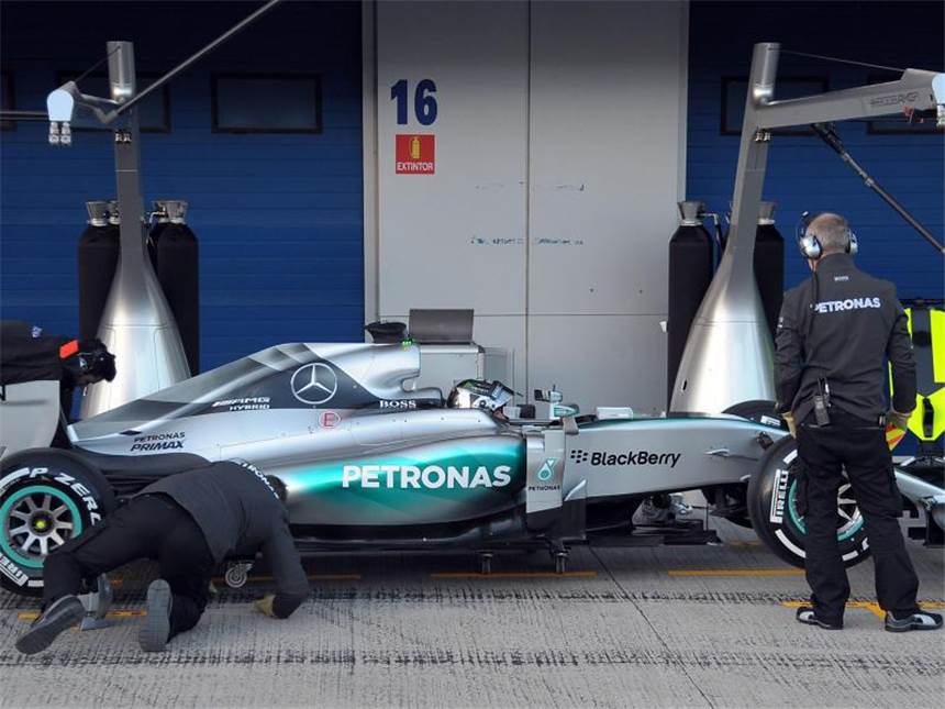 Vettel beim Testauftakt mit Ferrari auf Eins Während des Tests wird der neue Mercedes gründlich gecheckt - Rosberg bleibt aus Zeitersparnis im Cockpit sitzen. Foto: Peter Steffen