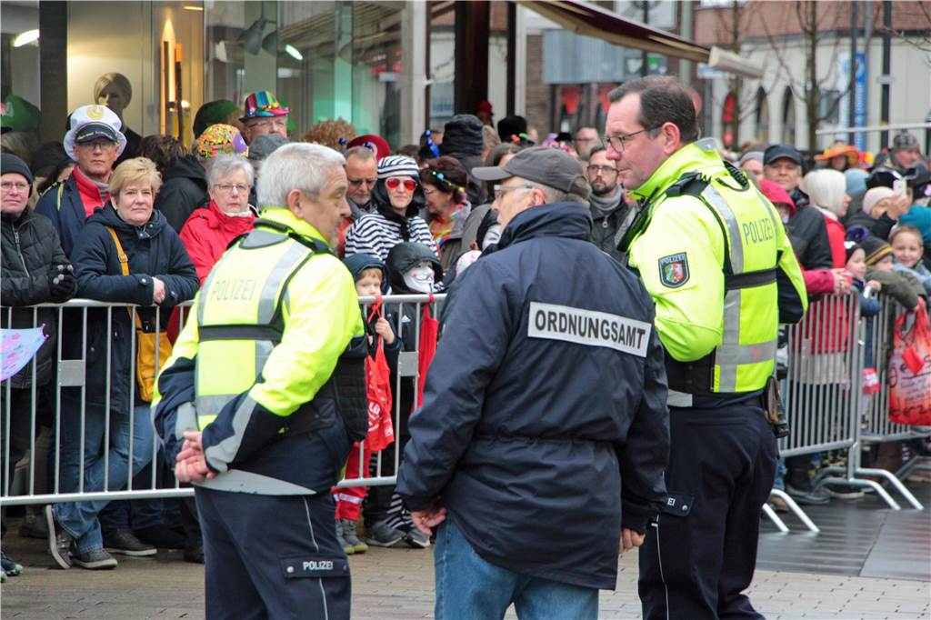 Sicherheit beim Karneval: Stadt sperrt weitere Straßen für Umzug ab Polizisten und Mitarbeiter des Ordnungsamtes beim Rosenmontagsumzug in Werne