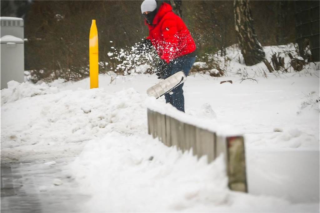 Genau vor einem Jahr: Als das Schnee-Chaos die ganze Stadt stilllegte Während die einen sich in das winterliche Vergnügen stürzten hieß es für andere, wie diesen Castrop-Rauxeler: Schnee schippen!