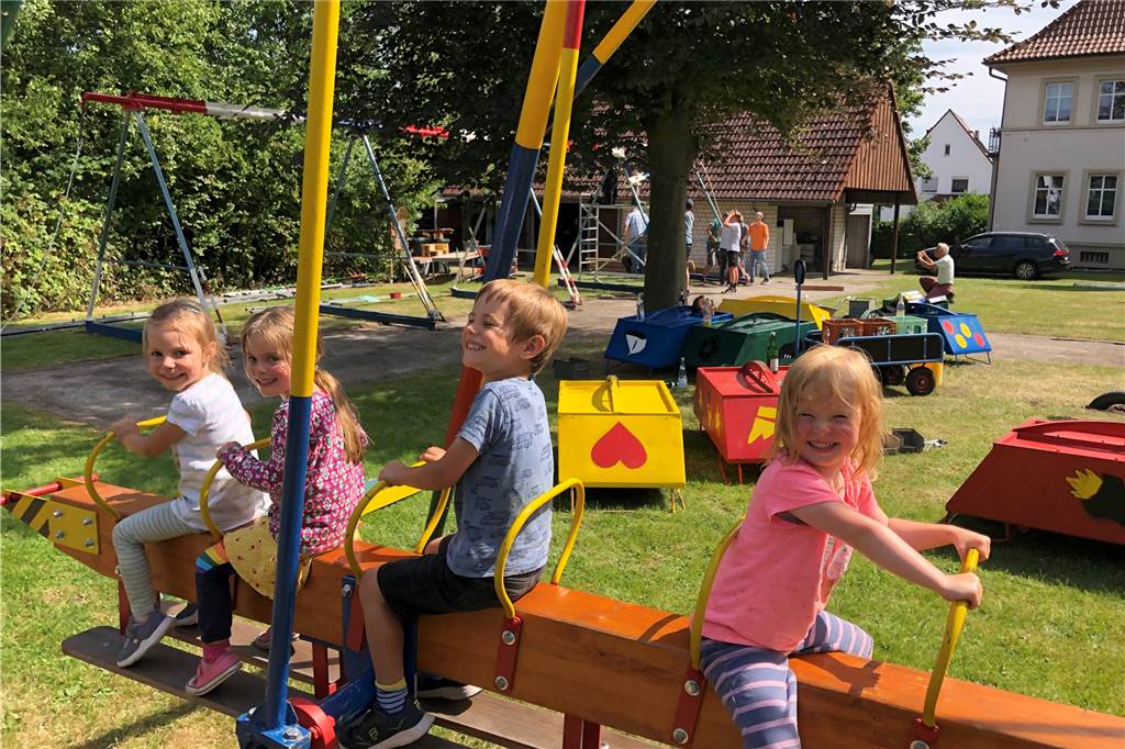 Riesige Beteiligung: 200 Helfer packen bei Frohlinder Familienfest mit an Während die Erwachsenen einige Meter weiter noch arbeiteten, ließen es sich die Kinder schon auf dem "Schwebebalken" gutgehen - eine ganze Woche vor dem Start des Festes.