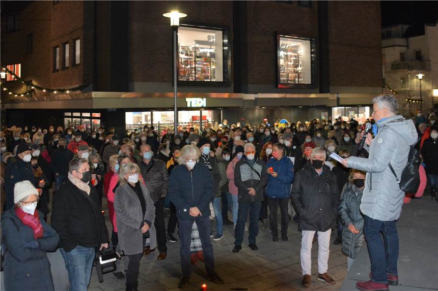 Kettenbrief von Korso-Gegnern aus Dorsten soll Politiker wachrütteln Während die Gegendemonstranten am Freitagabend die Maskenpflicht beachteten, nahmen es die Teilnehmer des Autokorsos zuvor nicht so genau mit den Coronaregeln.