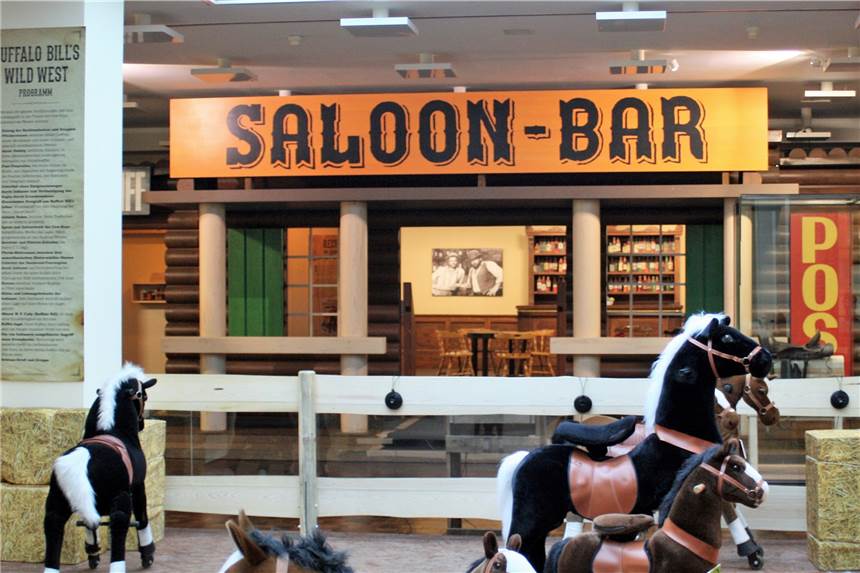 Während die Kinder auf Ponys reiten, können die Eltern im Saloon Flaschen zertrümmern.