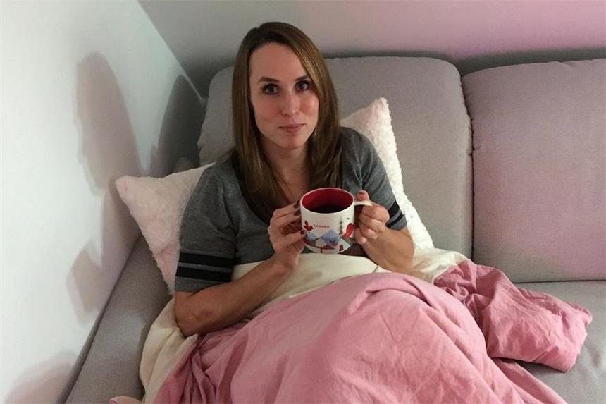 Erline Nolte fokussiert den nächsten Winter Während die Teamkollegen am Weltcup in Whistler teilnahmen, drückte Erline Nolte von der Couch aus die Daumen – immerhin mit kanadischem Tassenmotiv.