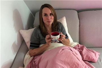 Während die Teamkollegen am Weltcup in Whistler teilnahmen, drückte Erline Nolte von der Couch aus die Daumen – immerhin mit kanadischem Tassenmotiv.