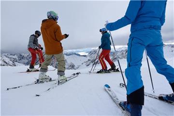 Während die Zugspitze für Skifahrer eine sichere Adresse bleibt, setzt manchen Skigebieten in den Mittelgebirgen das Tauwetter zu. Foto: Angelika Warmuth/dpa