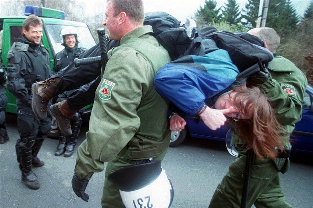 25 Jahre Castortransport: Als Ahaus zum Brennpunkt der Anti-Atomkraft-Bewegung wurde Während dieser Polizeibeamte einer Hundertschaft aus Bremen offenbar recht pfleglich mit Demonstranten umging, gab es in Ahaus auch andere Bilder.