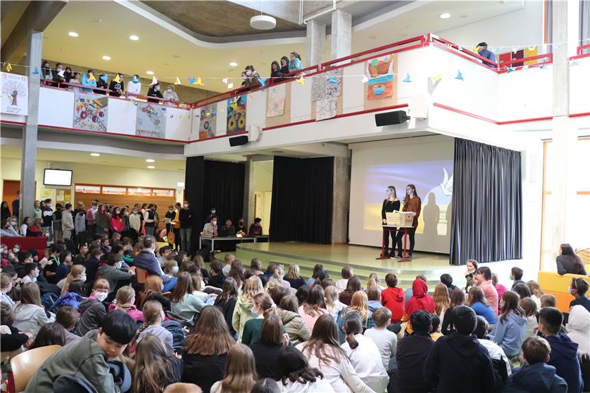 Hilfsaktion für die Ukraine: Gymnasium Altlünen sammelt 10.000 Euro Während einer Feierstunde im Gymnasium Altlünen wurde die stolze Summe von 10.000 Euro an Spendengeldern für die Ukraine-Hilfe bekanntgegeben.