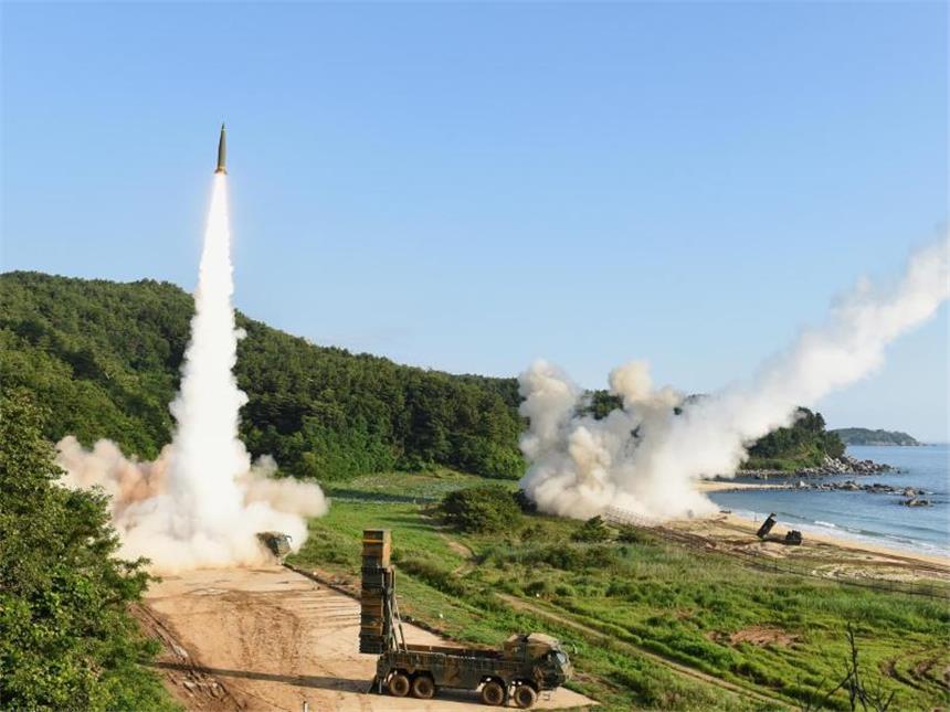USA kündigen härtere Sanktionen gegen Nordkorea an Während einer gemeinsamen Übung der Streitkräfte der USA und Südkoreas werden an der Ostküste von Südkorea eine Rakete vom Typ Hyunmoo-2A (l) und eine ATACMS-Rakete abgefeuert. Foto: YNA